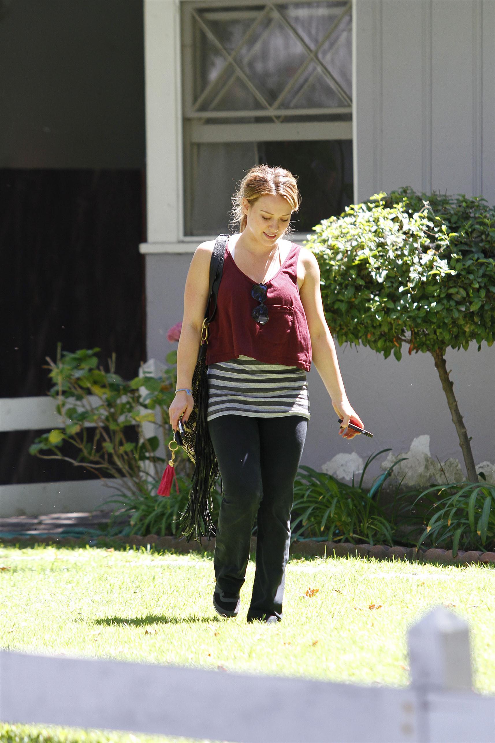 Hilary Duff pregnant star arriving for a yoga class | Picture 67673